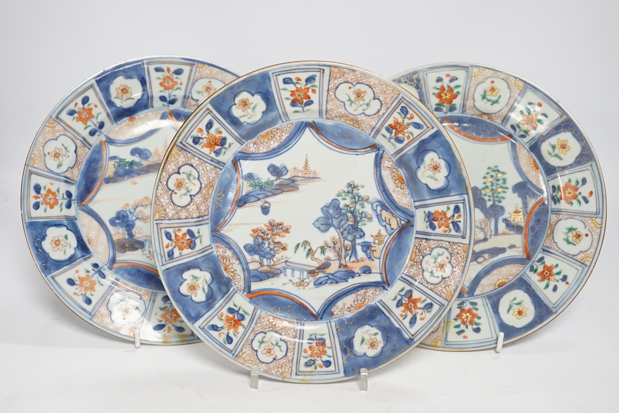 Three early 18th century Chinese Verte Imari porcelain dishes, 23cm diameter